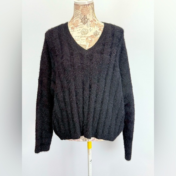 BISHOP & YOUNG Black V-Neck ribbed sweater size M. - Picture 1 of 12
